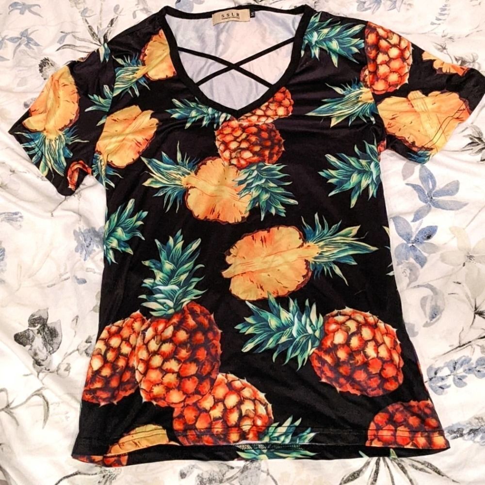 V-Neck crisscross Pineapple Shirt sz M